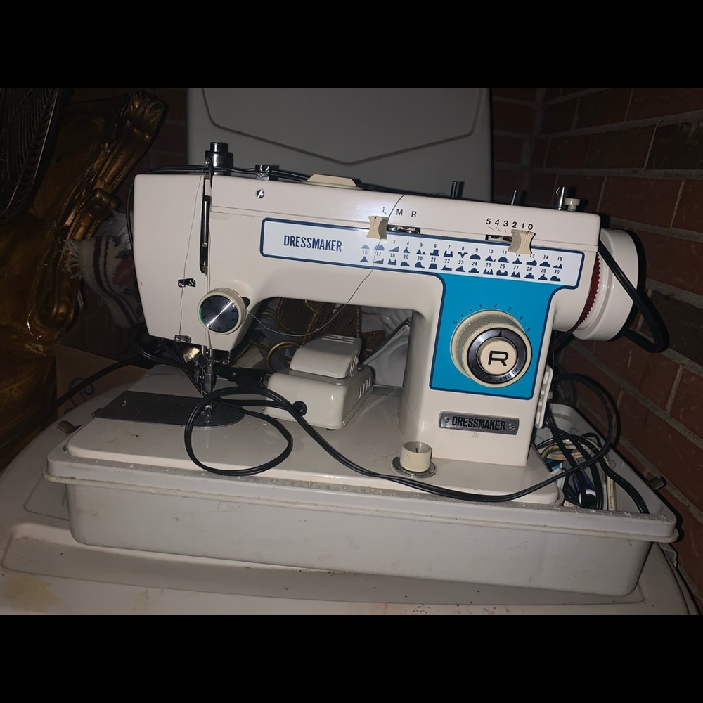 Sewing machine - Picture 4 of 5